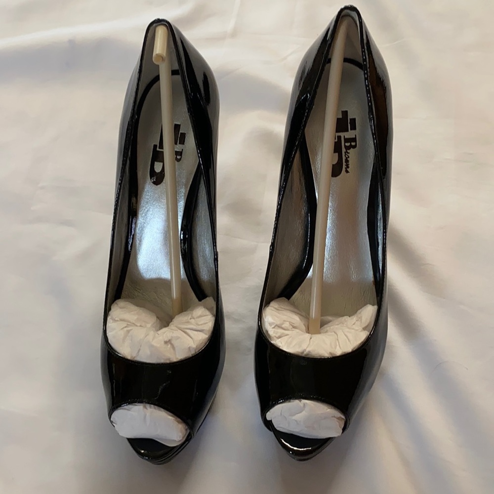 Browns ID patent leather platform heel shoes. Color black. Size 8 1/2. New.